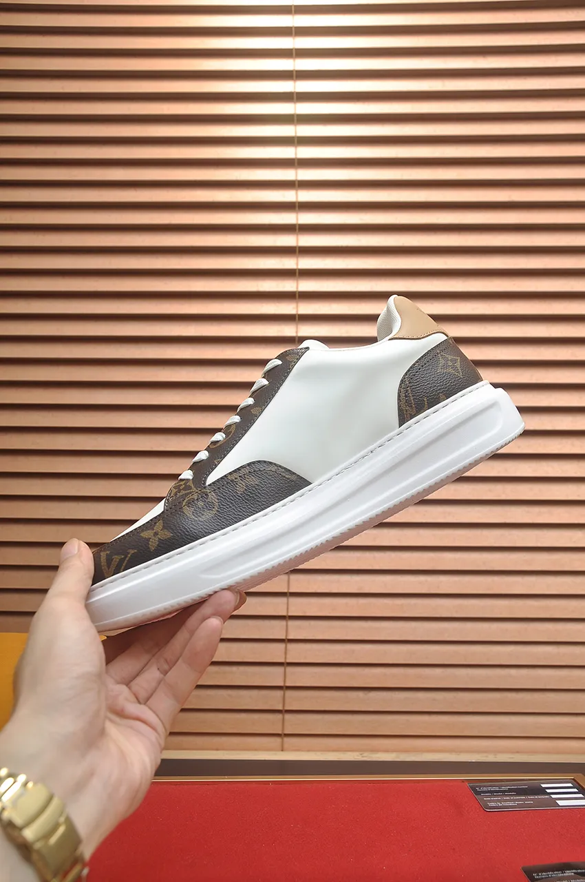 Men's men's shoes 💰640💶Original development, quality shipping, welcome to compare - LV sneaker series sports shoes introduce the loose silhouette of the ready-to-wear series into the spring and summer men's wear shows and make an eye-catching appearance. The cow leather upper is combined with rough fabric laces, and colorful beading highlights the brand's classic elements. LV letters mark the tongue and Monogram floral outsole. Mixed materials Made of top-grain cowhide, thick shoelace design, large Monogram print on the side, mesh lining and cotton feet, the comfort is as extreme as ever, premium heritage, quality first, worth owning! Size: Men’s 38-45 (45 is custom-made and cannot be returned or exchanged)